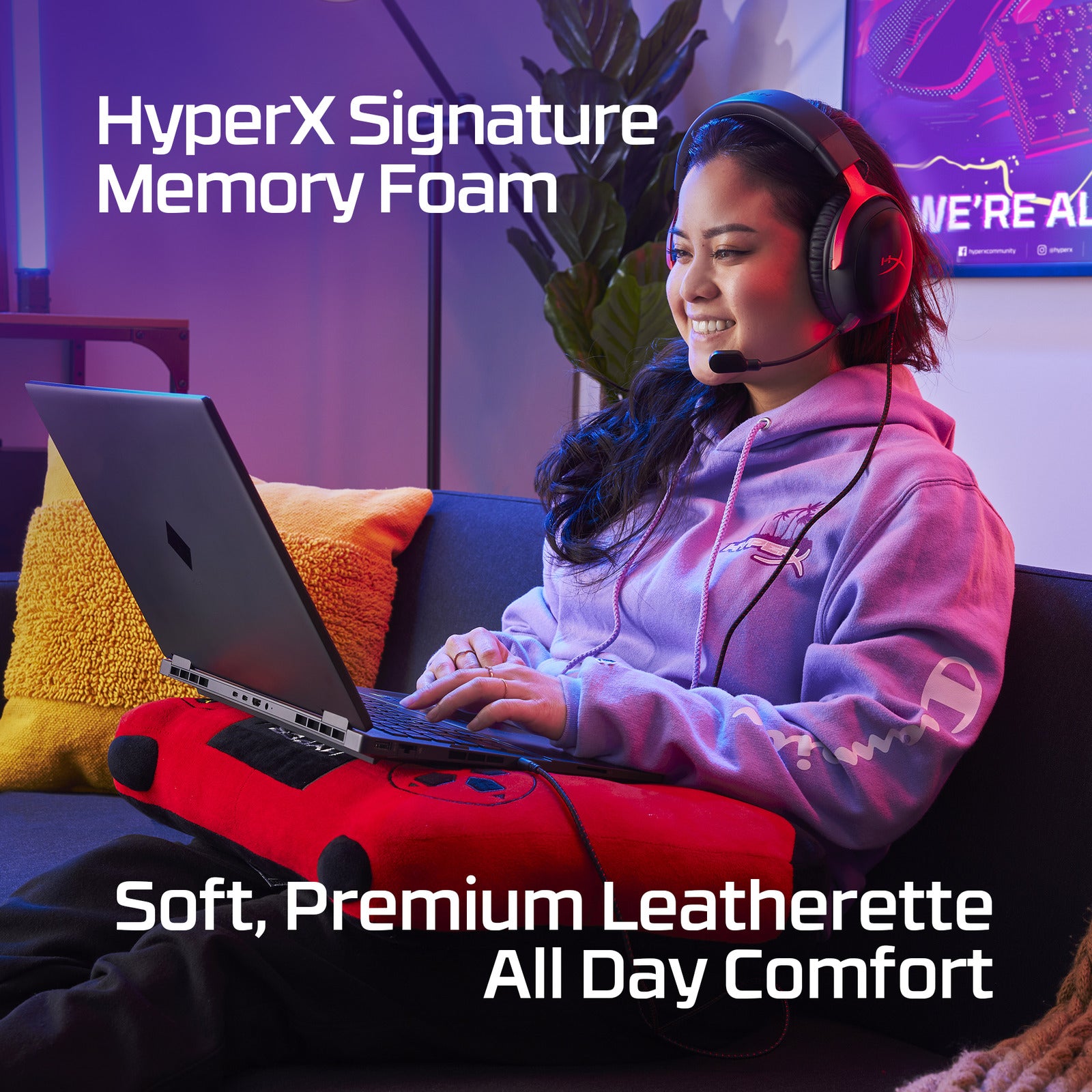 HyperX Cloud III 유선 블랙·레드 색상의 공식 착용 예시. 선택 상품은 올블랙 모델입니다.